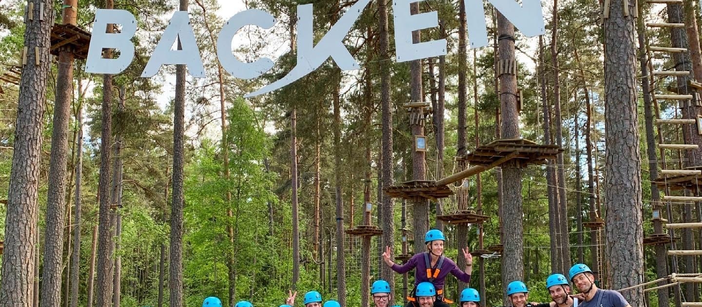 ungdomar på utflykt i sörby backen med skolreseaventyr.se