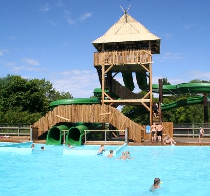 pool med lekande barn och vattenrutschkana