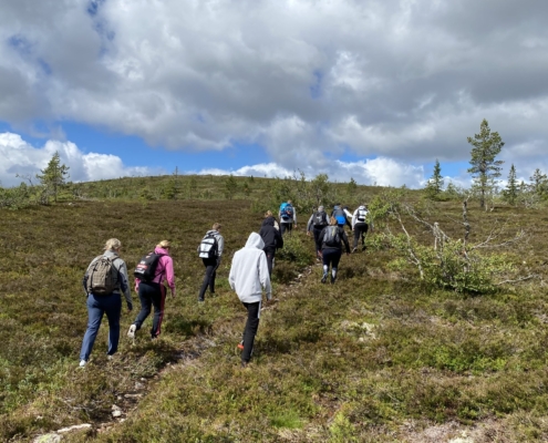 ungdomar på vandring i skogsmiljö med skolreseaventyr.se