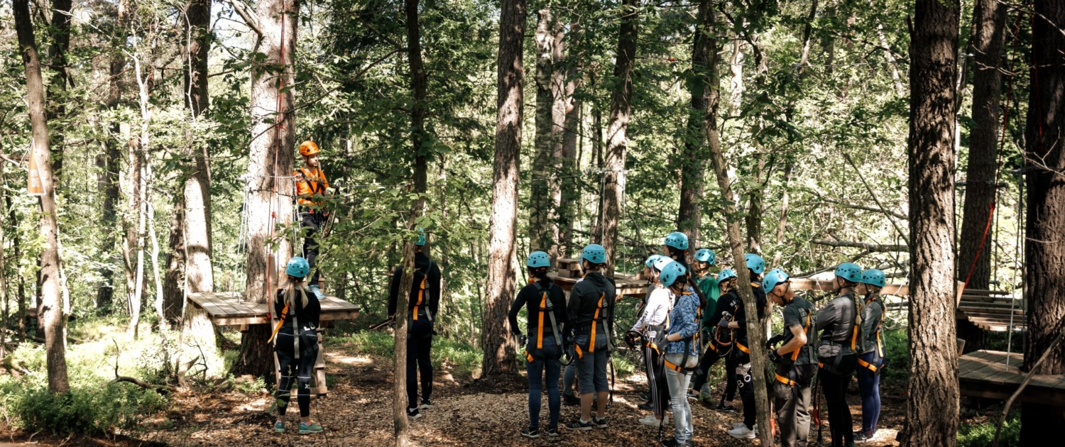 ungdomar på utflykt i skogen med skolreseaventyr.se